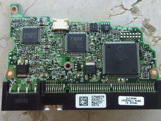 IC35L040AVVN07-controller.jpg